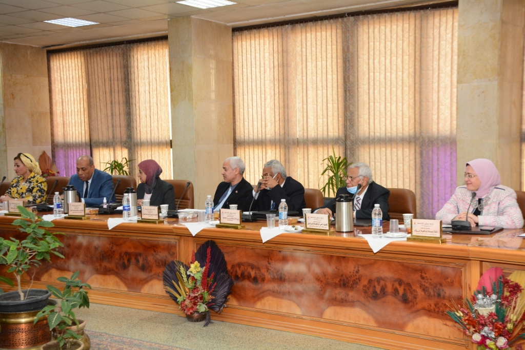 اجتماع رئيس جامعة أسيوط بمجلس الجامعة (9)