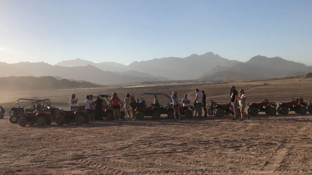 السياح يستمتعون بالصحراء والجبال