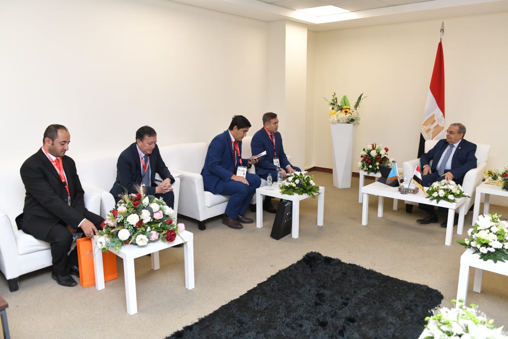 وزير الدولة للإنتاج الحربي يبحث مع وفد كازاخستاني سبل تعزيز أوجه التعاون المشترك (1)