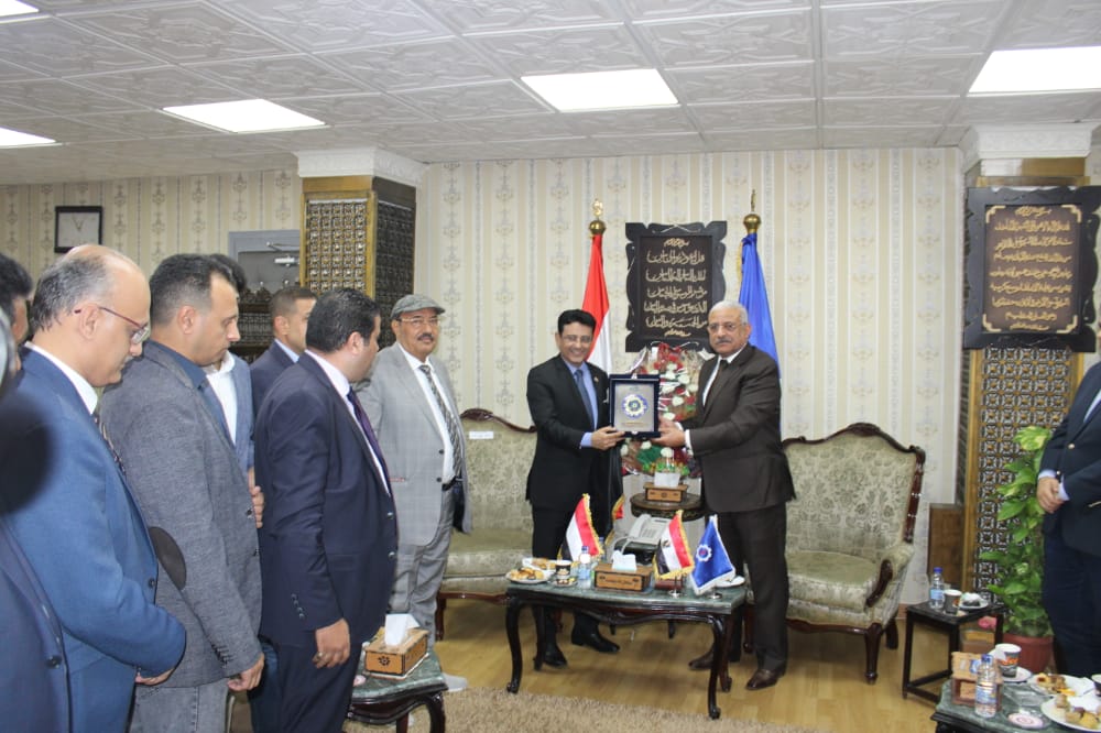 سفير اليمن يسلم درع تكريم للمحافظ
