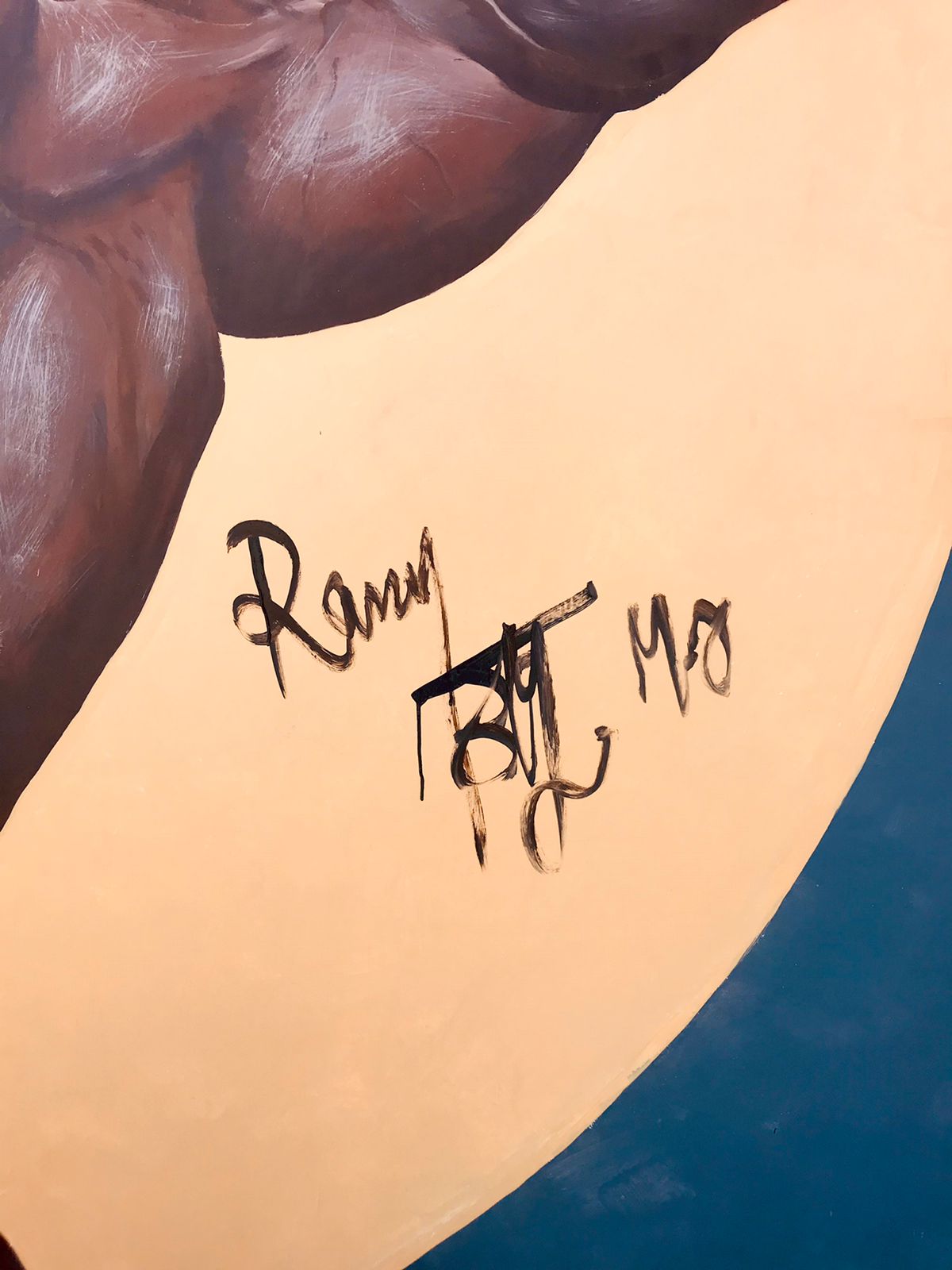 توقيع بيج رامي على اول جدارية له بقريته السبايعة