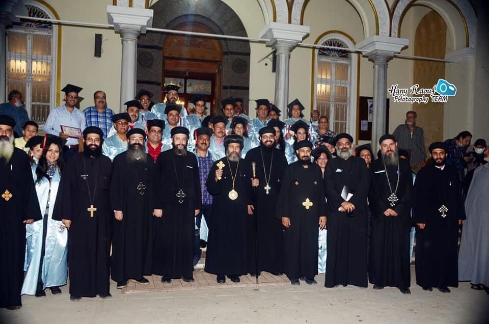 الكنيسة الأرثوذكسية توزع شهادات خريجى معهد الرعاية