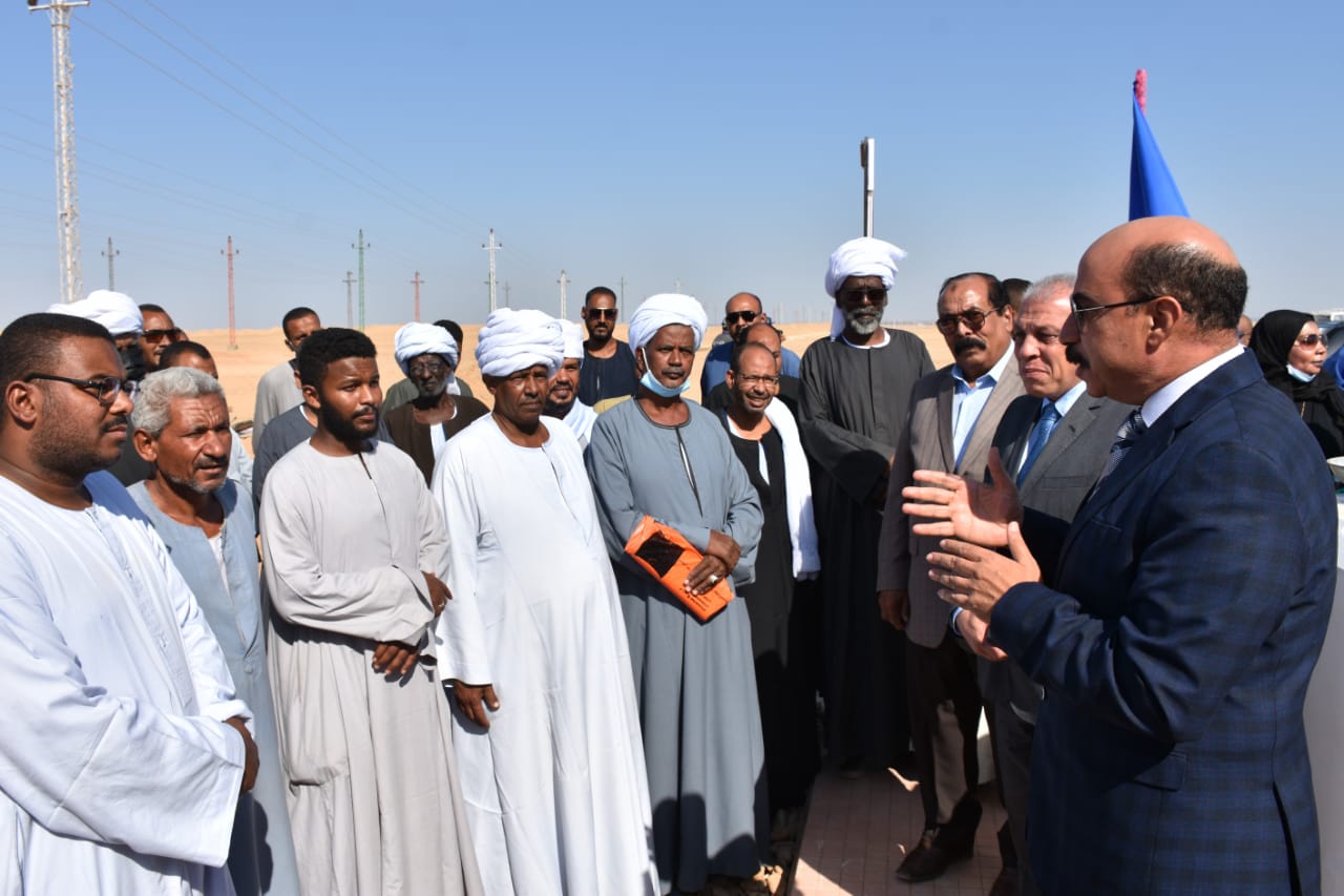 محافظ أسوان مع أهالى بنبان محافظ أسوان مع أهالى بنبان