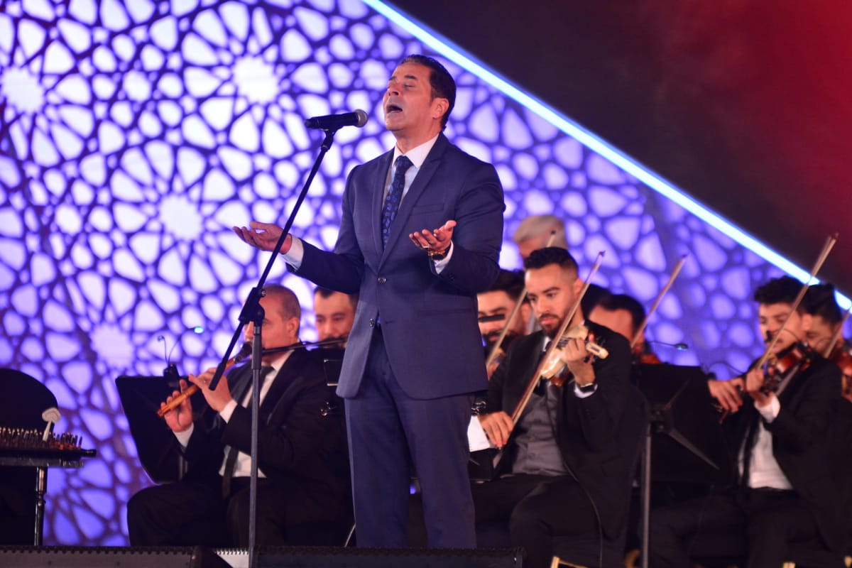 مدحت صالح يرفع شعار كامل العدد بحفل مهرجان الموسيقي العربية ويغني لأم كلثوم (3)