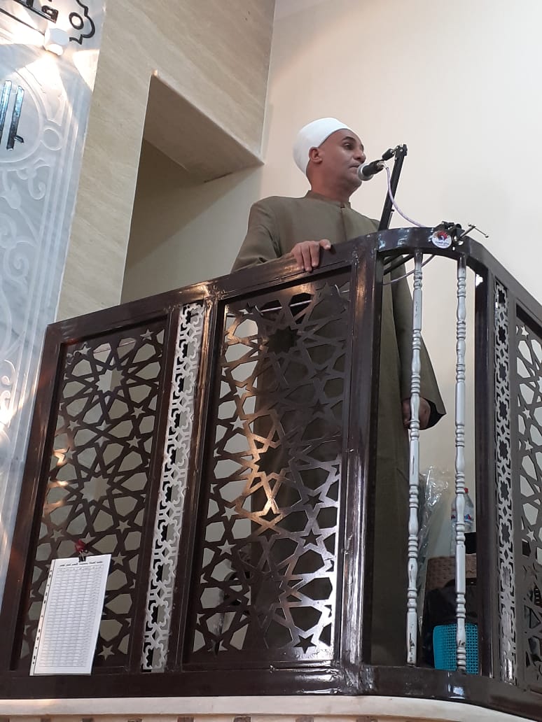 وكيل الأوقاف يرتقي المنبر خلال افتتاح المسجد