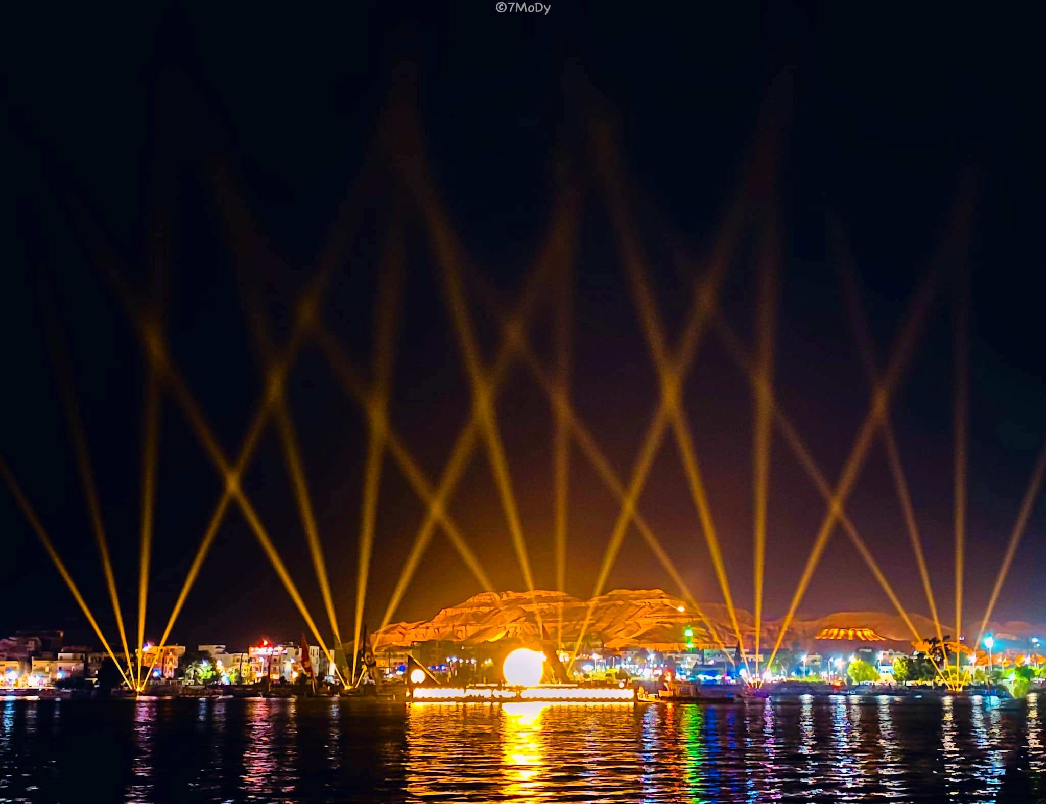 سحر مركب فرعونى فى قلب نيل الأقصر سحر مركب فرعونى فى قلب نيل الأقصر