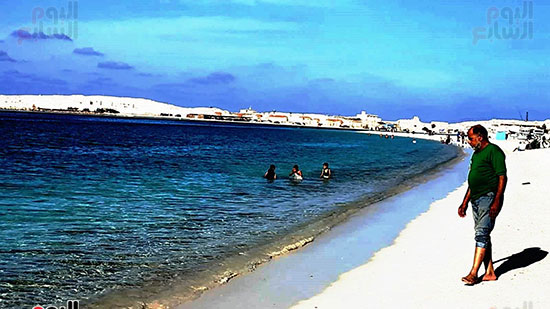 سباحة ولعب على شواطئ مطروح الساحرة في ظل الطقس المعتدل
