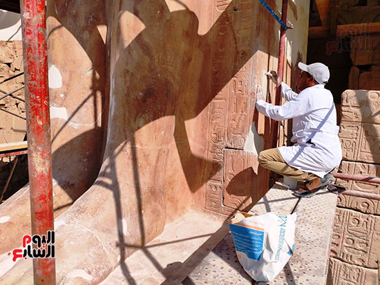بأيدي-مصرية-الترميم-فى-تمثال-تحتمس-الثانى