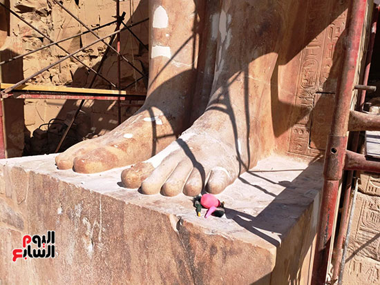 أقدام-ضخمة-للغاية-لتمثال-تحتمس-الثانى