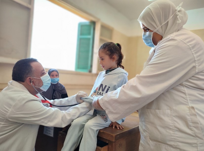 صحة المنيا تقدم الخدمات الطبية والعلاجية لـ 2088 مواطن بقرية صندفا بمركز بنى مزار