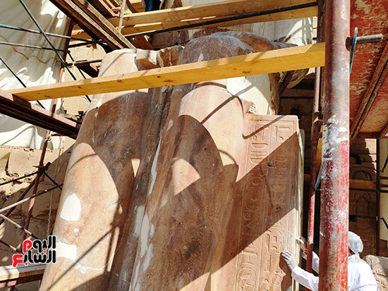 أقدام-التمثال-خلال-ترميمها-بالكرنك