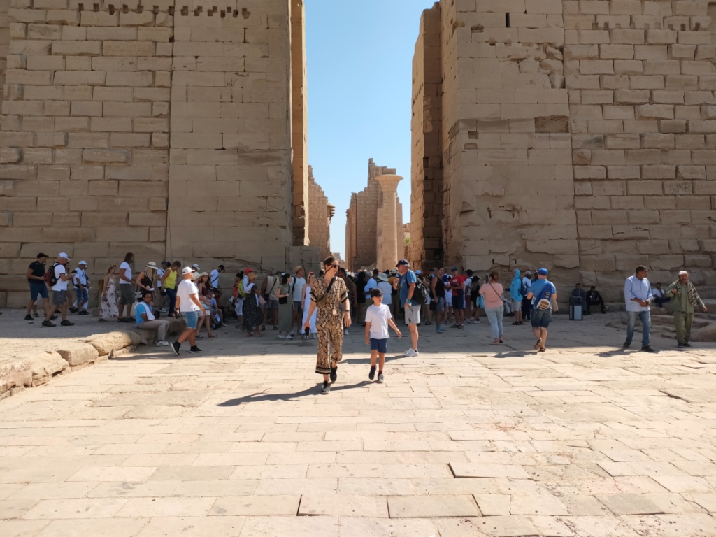 اقبال سياحى كبير على المعابد الفرعونية بالأقصر