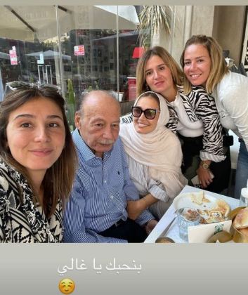 حلا شيحا وشقيقاتها ووالدهم