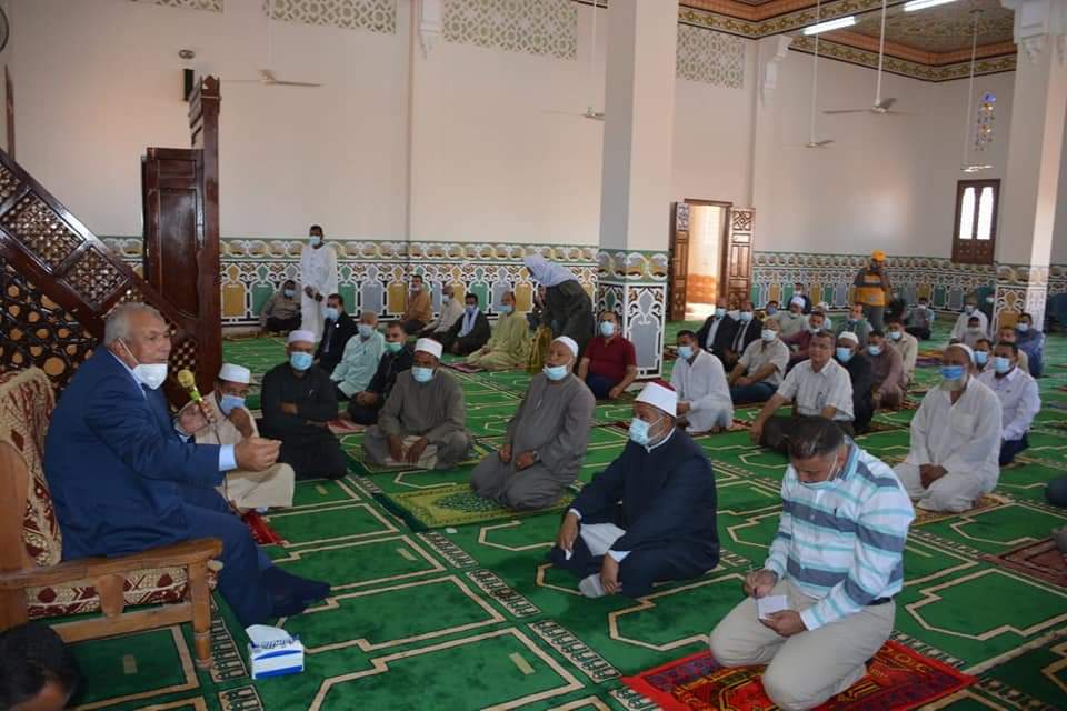 المحافظ داخل المسجد
