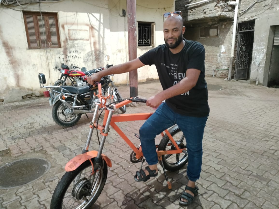 الحداد عمرو يشرح طريقة عمل دراجة من بقايا الخردة