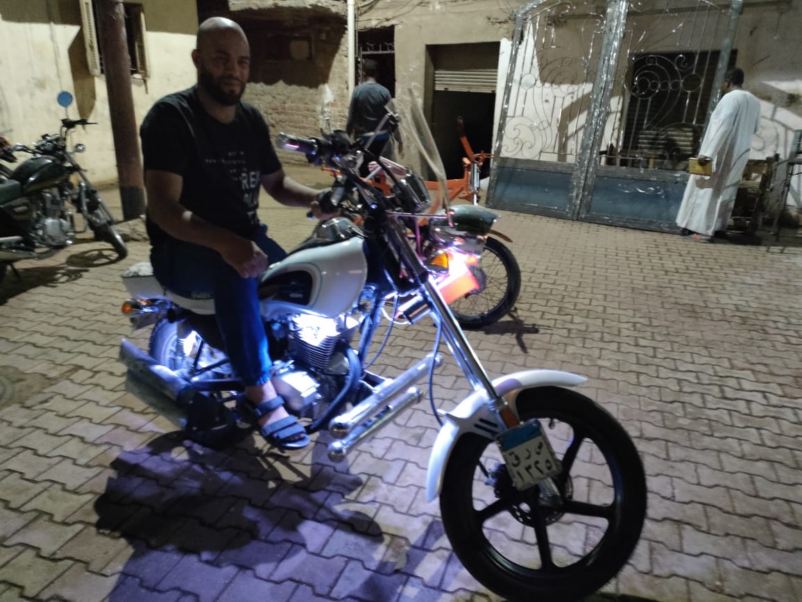 عمرو رجب يصنع دراجات نارية وهوائية وأوناش من بقايا خردة الحديد بالأقصر