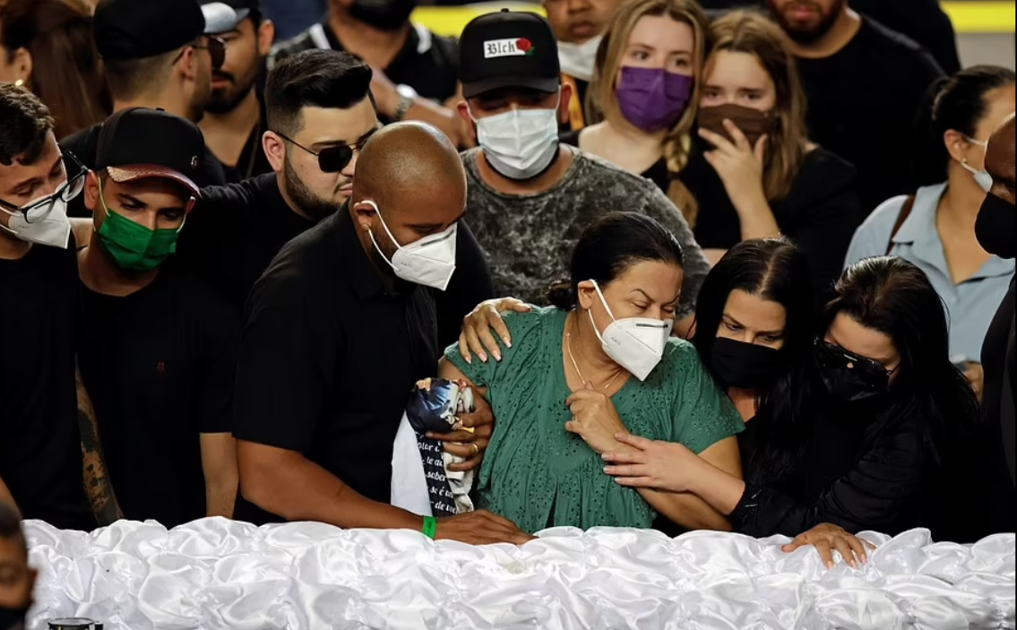 والدتها اثناء تشيع جثمانها