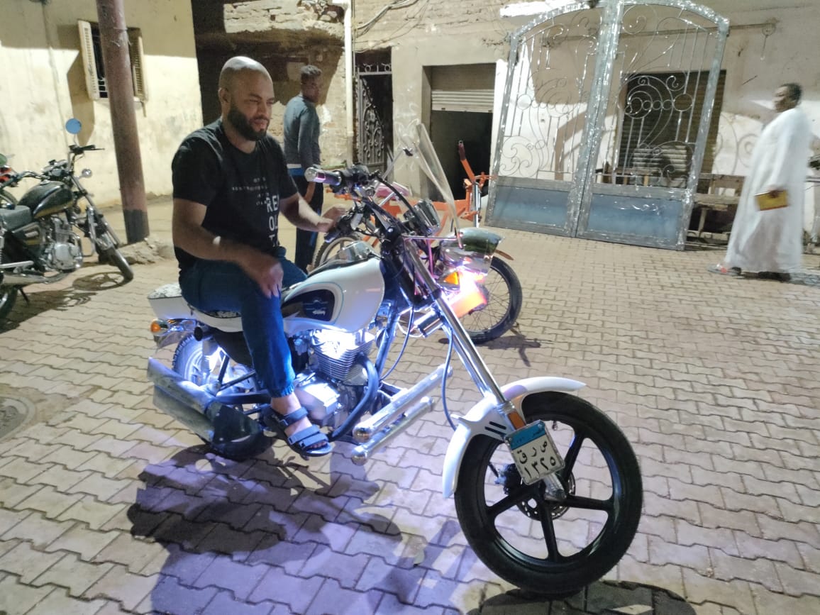 دراجة مميزة من الخردة ابتكرها الشاب عمرو رجب