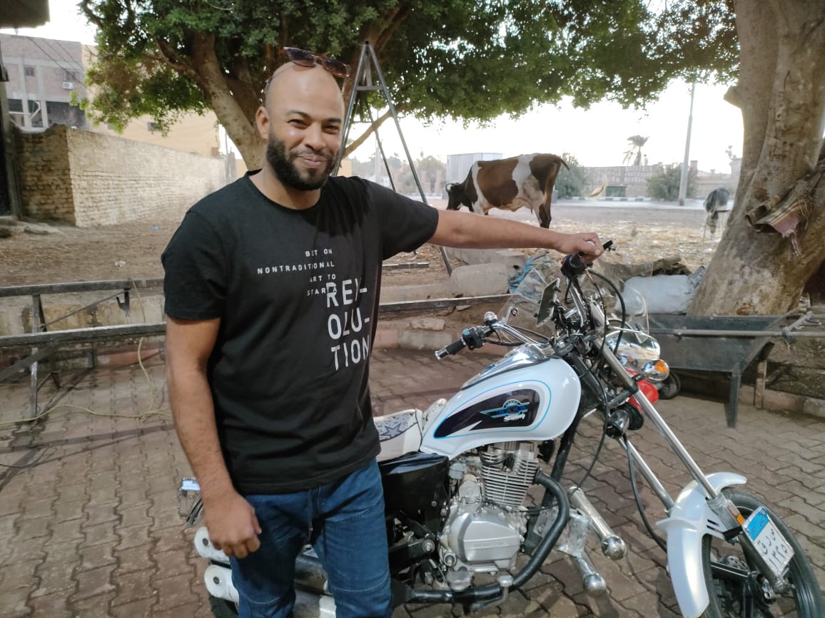 الحداد عمرو مع دراجته البخارية من الخردة