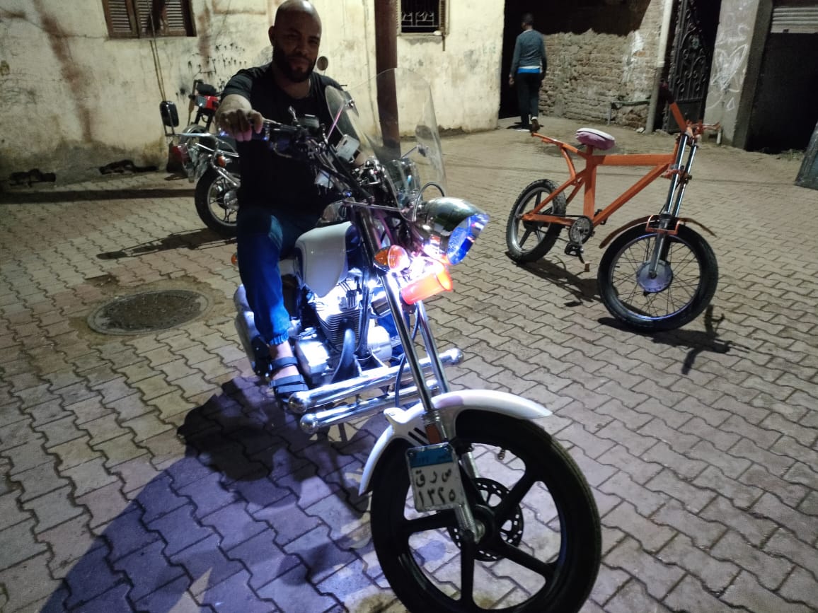 عمرو مع دراجته البخارية والهوائية من بقايا الخردة