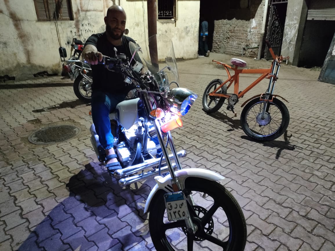 عمرو رجب يصنع دراجات نارية وهوائية وأوناش من بقايا خردة الحديد