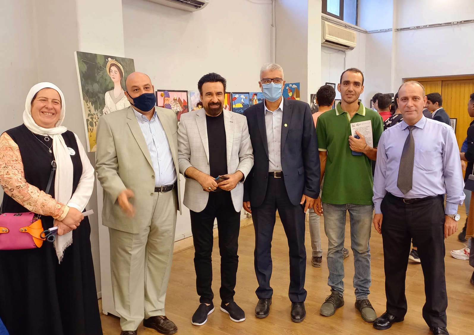 الدكتور عمرو سامى عميد فنون جميلة الزمالك والفنان طارق الدسوقى وعدد من الحضور الدكتور عمرو سامى عميد فنون جميلة الزمالك والفنان طارق الدسوقى وعدد من الحضور