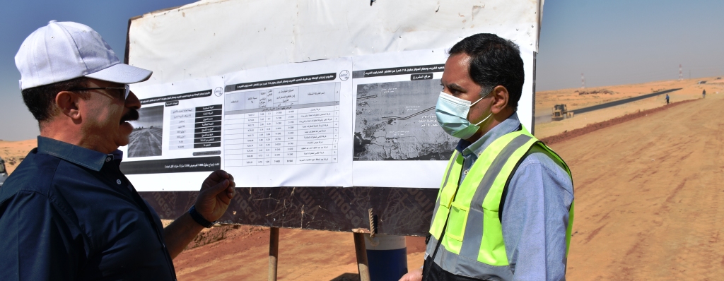 محافظ أسوان خلال الجولة