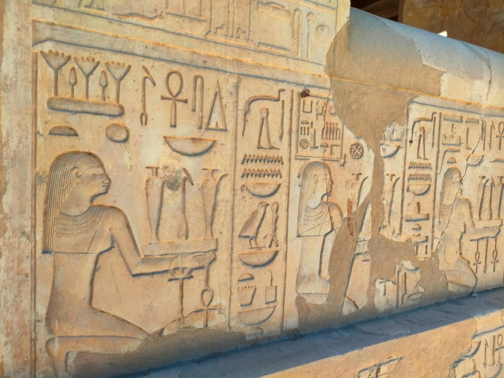 نقوش فرعونية منذ آلاف السنين فى مقصورة الملك سنوسرت الأول