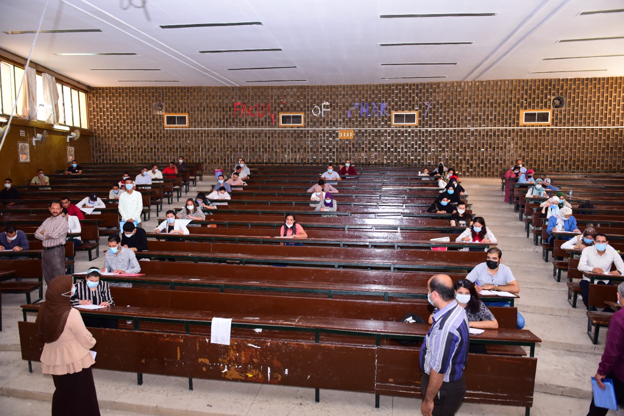 جانب من أداء الطلاب لإختبارات القبول بالتعليم المدمج بسوهاج