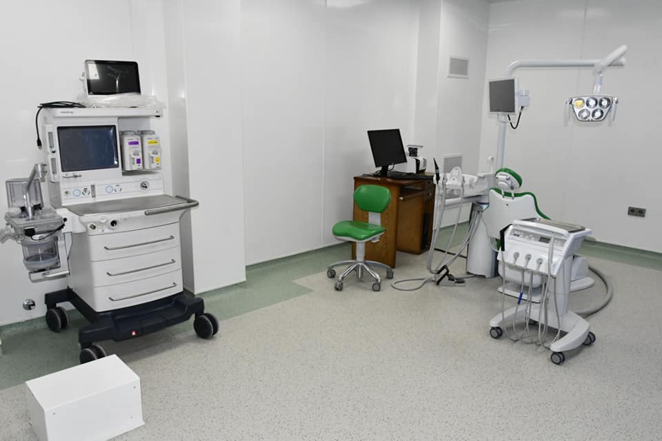 غرفة العمليات الكبرى الخاصة بالوجه والفكين بكلية طب (1)