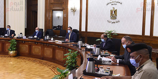 رئيس الوزراء يترأس اجتماع اللجنة العليا لتقنين أوضاع الكنائس (2)