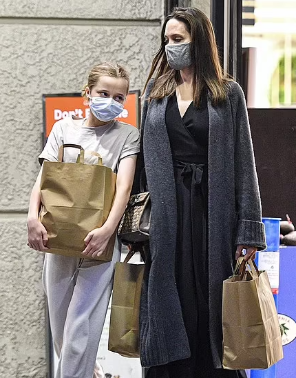 انجلينا اثناء التسوق مع ابنتها
