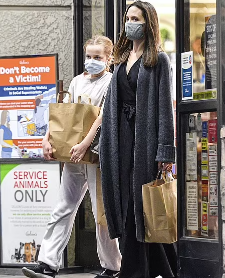 انجلينا مع ابنتها