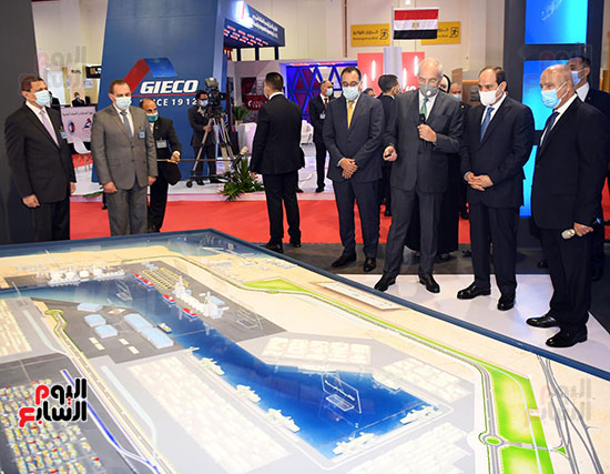 الرئيس السيسى يستمع لشرح وزير النقل خلال افتتاح المعرض الجديد