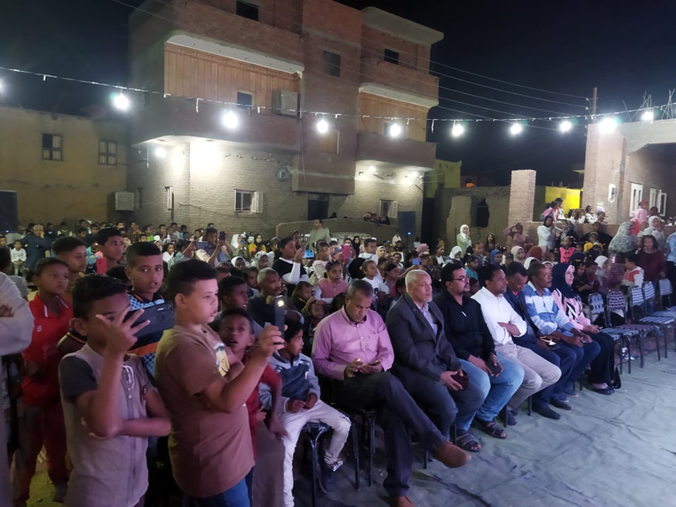 جانب من الحضور "سباعية أسوان" تستضيف أولى فعاليات المسرح المتنقل لوزارة الثقافة.. صور
