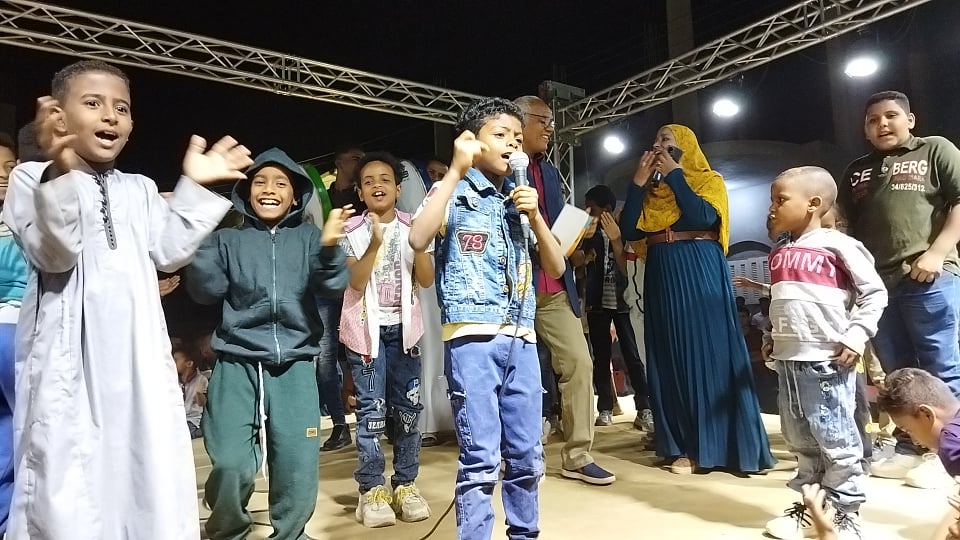 أطفال القرى "سباعية أسوان" تستضيف أولى فعاليات المسرح المتنقل لوزارة الثقافة.. صور