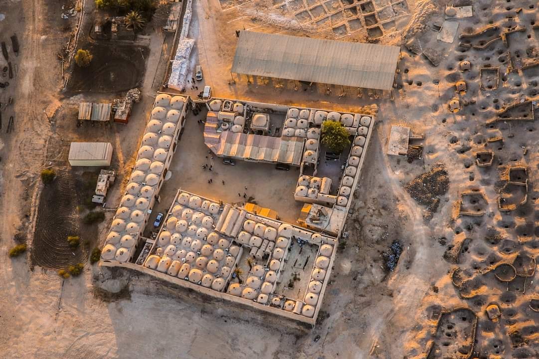 صورة من الأعلى لدير المحارب بمدينة القرنة