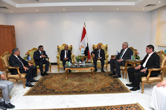  برلمانى يزور مصنع أبو زعبل للصناعات المتخصصة بالإنتاج الحربى (1)