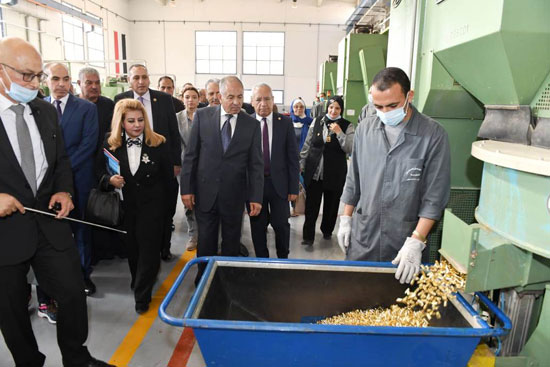  برلمانى يزور مصنع أبو زعبل للصناعات المتخصصة بالإنتاج الحربى (3)