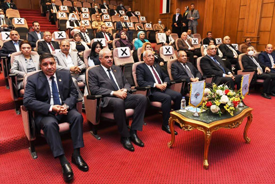  برلمانى يزور مصنع أبو زعبل للصناعات المتخصصة بالإنتاج الحربى (2)