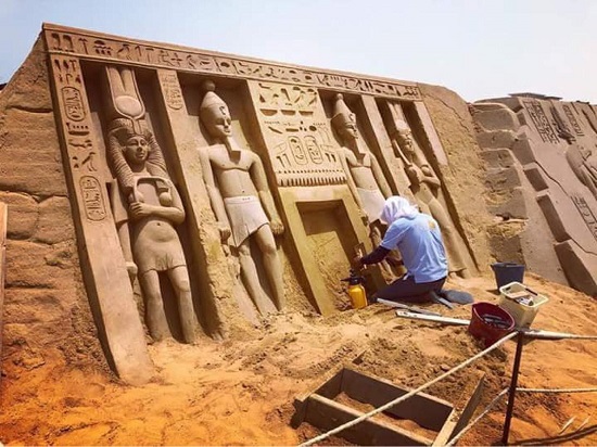 Abanoub Ghali sculpts on sand