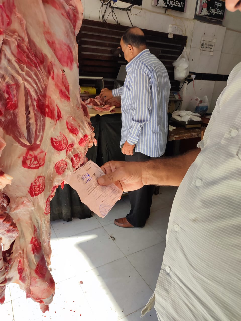 حملة تفتيشية على محلات الجزارة لفحص اللحوم (1)