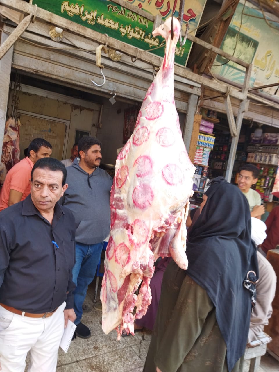 حملة تفتيشية على محلات الجزارة لفحص اللحوم (8)