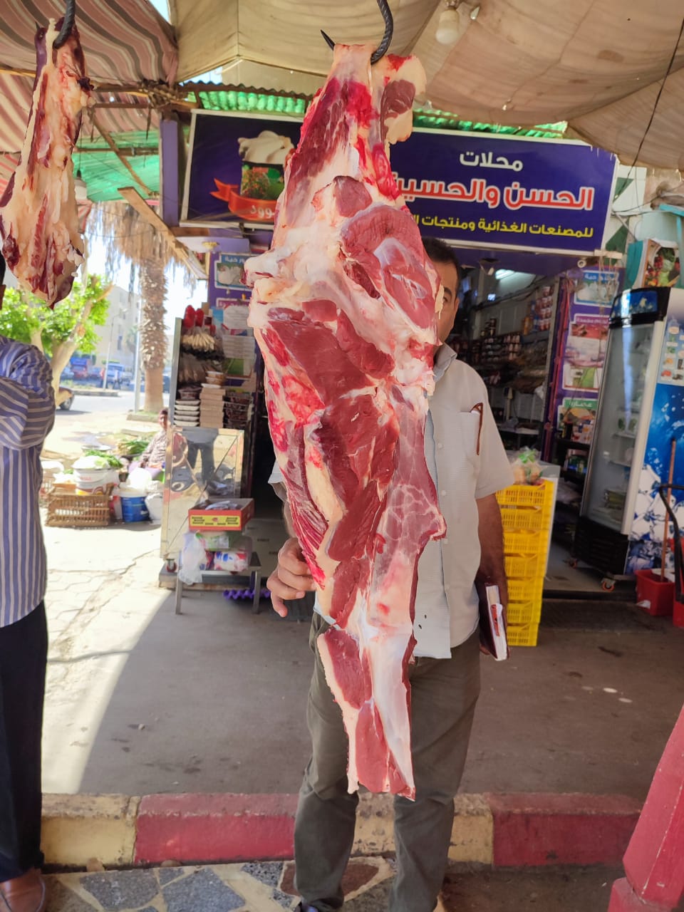 حملة تفتيشية على محلات الجزارة لفحص اللحوم (2)