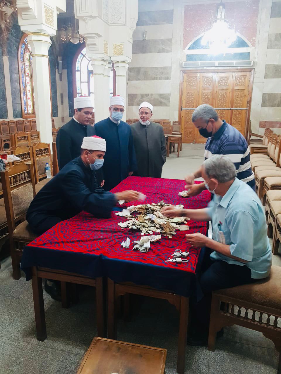 جرد صناديق التبرعات في مسجد عمر مكرم