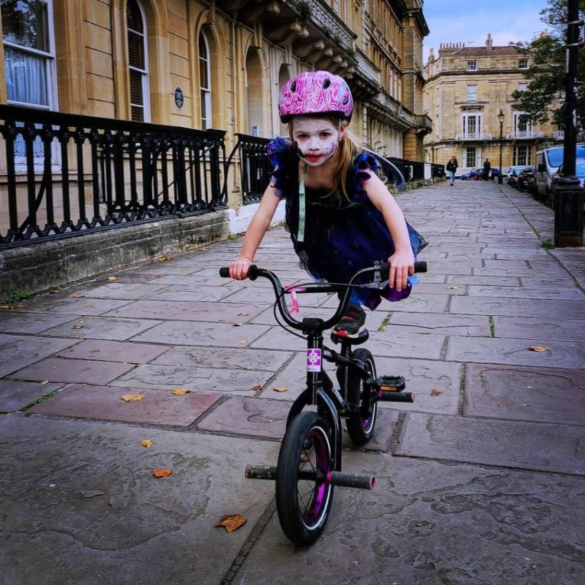 طفلة تسابق في مارثون دراجات  (4)