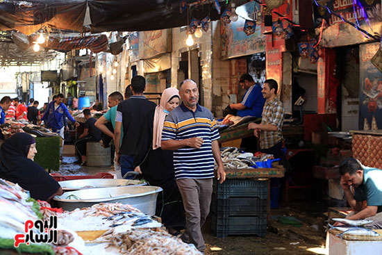 اقبال المواطنين على سوق السمك