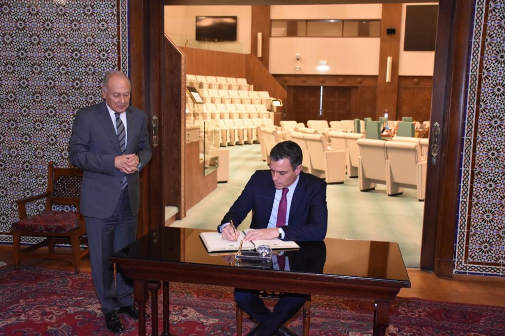 رئيس الوزراء الإسبانى يوقع على الكتاب الذهبى للجامعة العربية