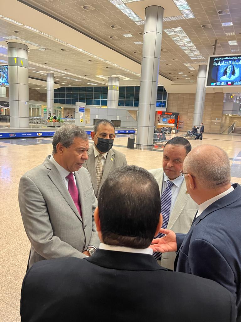 رئيس مصلحة الجمارك يتفقد أجهزة الفحص الجديدة بمطار القاهرة (13)