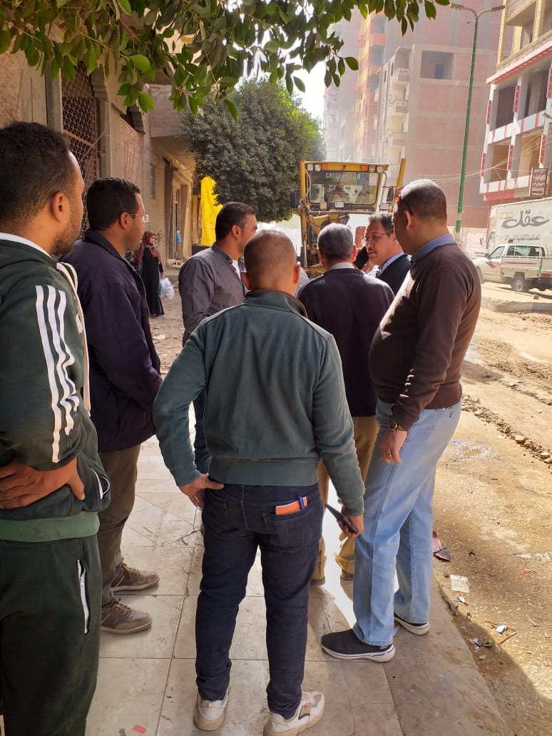 رصف شوارع مدينة منفلوط والبدء بشارع العشرين بأسيوط